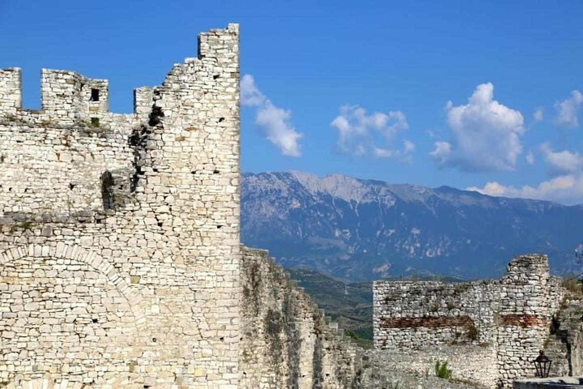 starý kamenný hrad s horami v pozadí