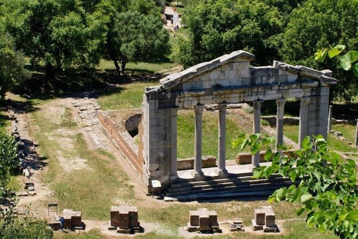 un petit edifici al mig d'un camp