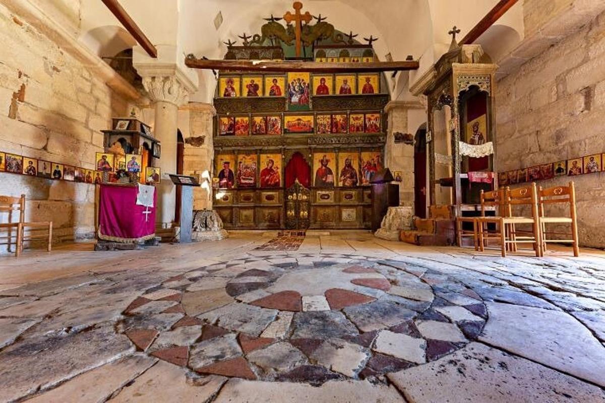 una gran habitació amb una gran porta en un edifici