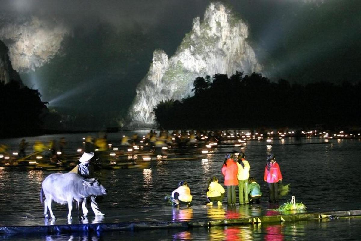 un gruppo di persone in piedi nell'acqua di notte
