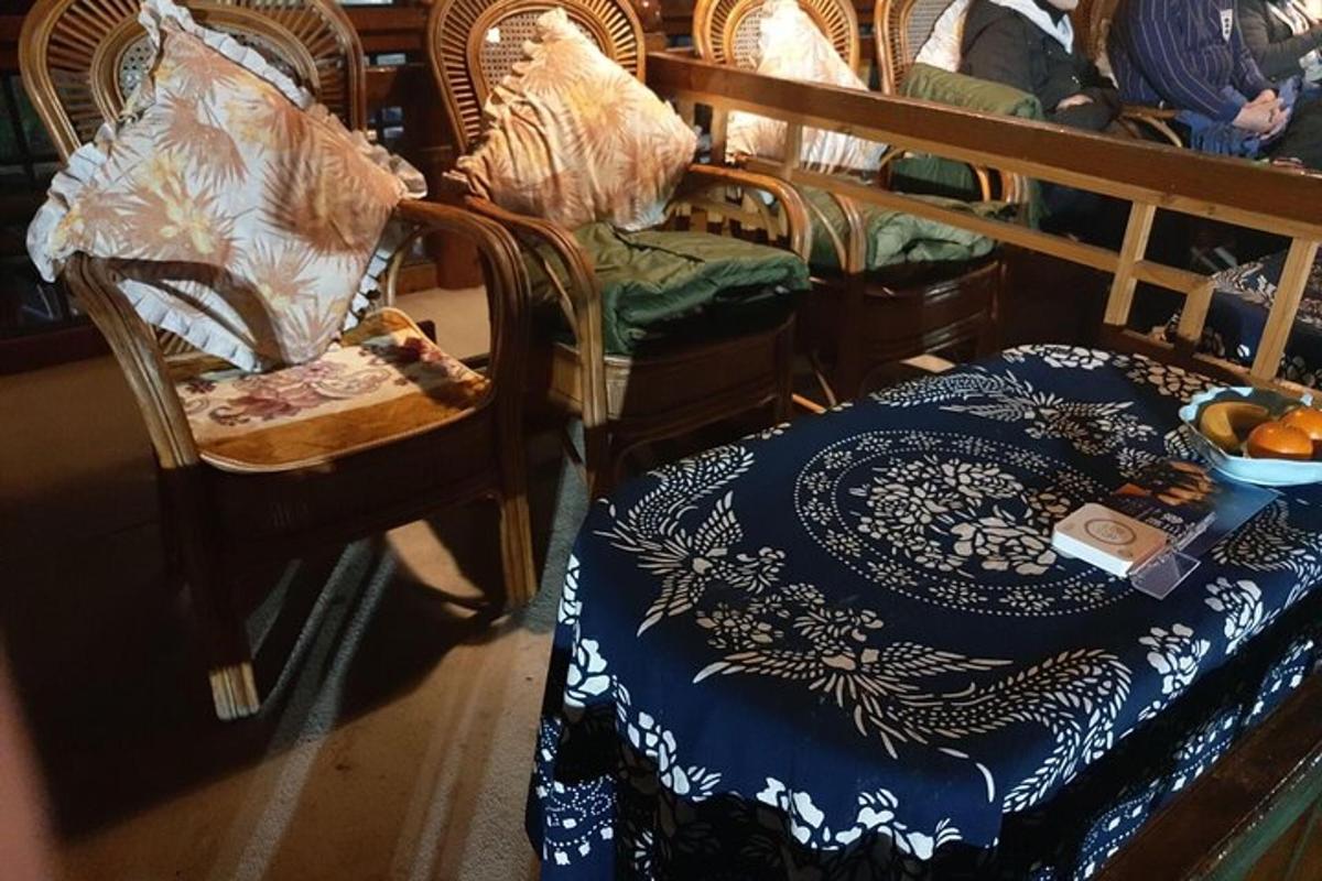 кімната з двома ліжками та столом із тарілкою їжі