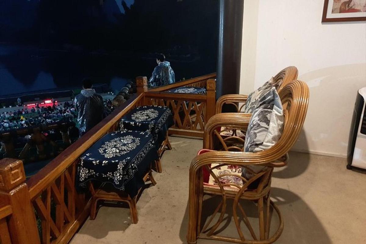 una stanza con tre sedie e un balcone