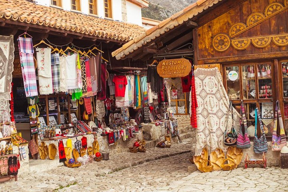 un mercato con un sacco di oggetti in mostra