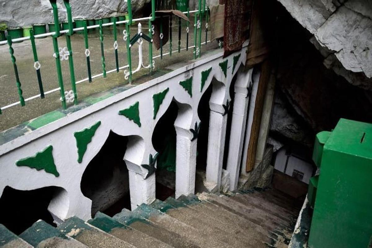 una scala con graffiti verdi e bianchi su un edificio