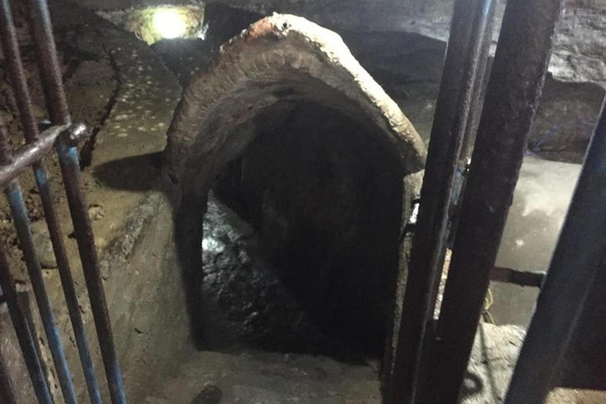 tunel v podlaze klece