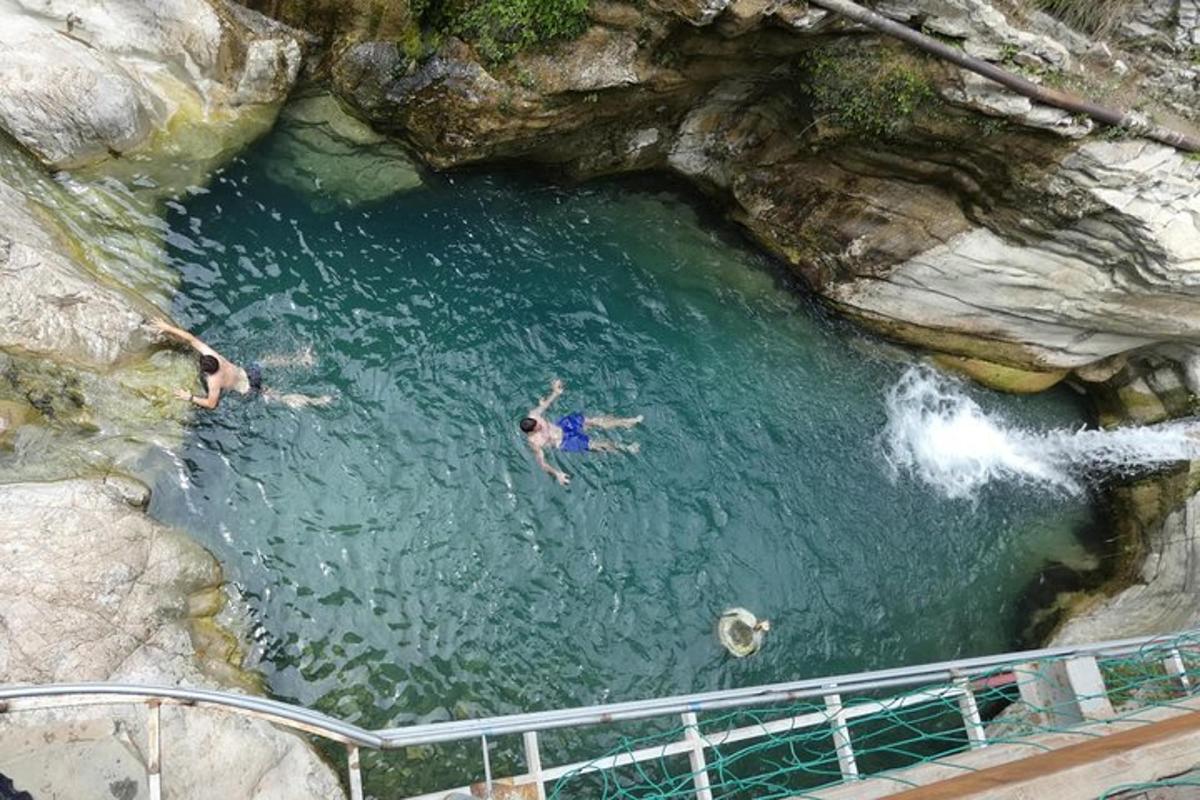 sekumpulan orang berenang di dalam kolam air