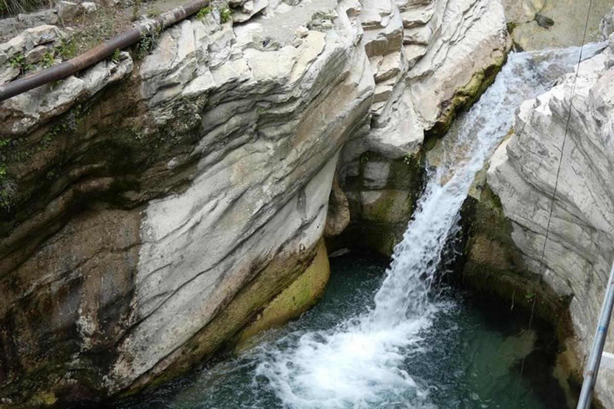 air terjun di tepi tebing berbatu