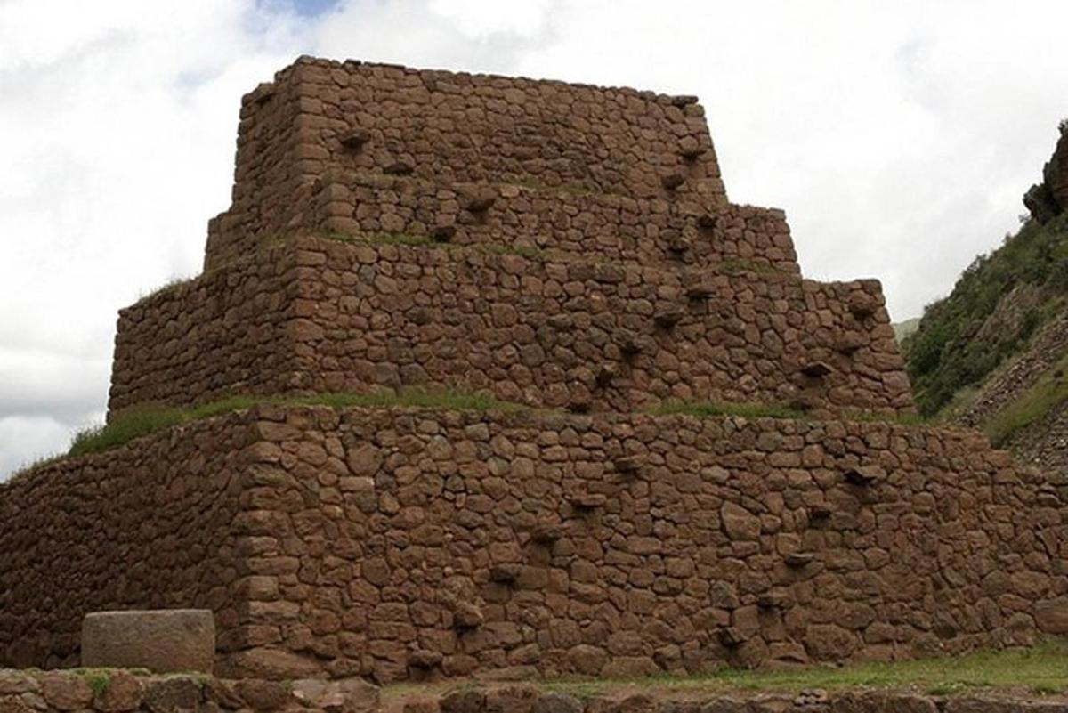 un alto edificio di mattoni con l'erba sopra