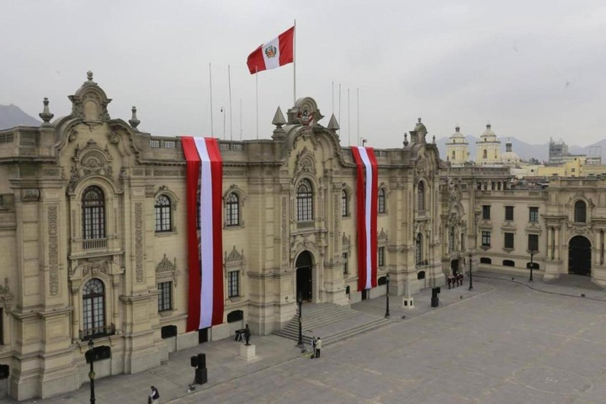 sebuah bangunan besar dengan bendera merah putih di atasnya
