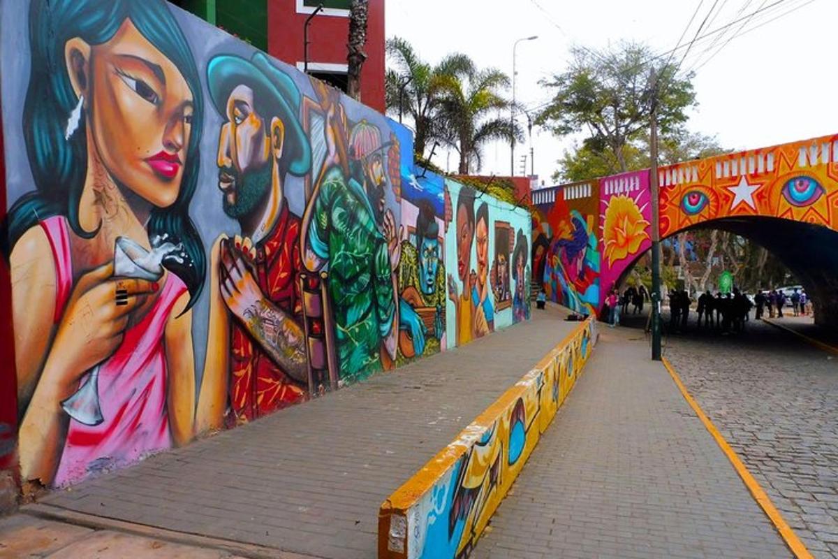 un perete acoperit de graffiti lângă un pod