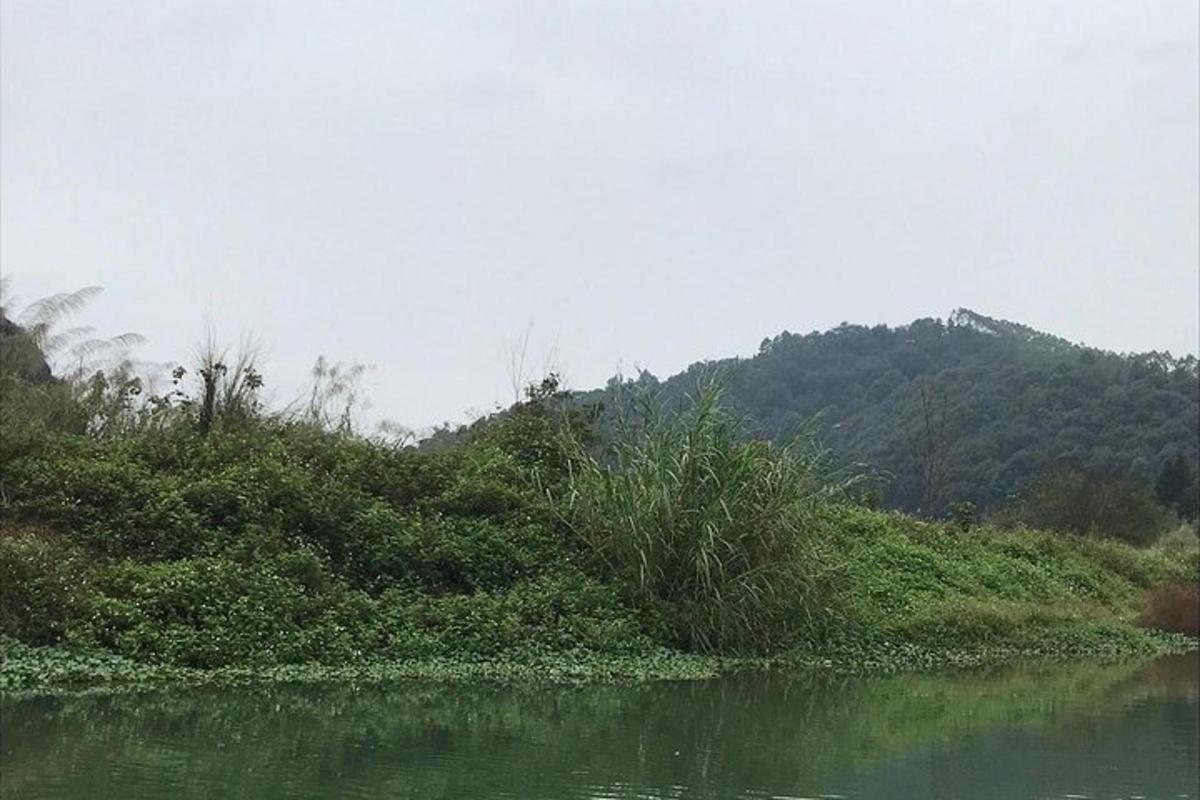veekogu, mille taustal on mägi
