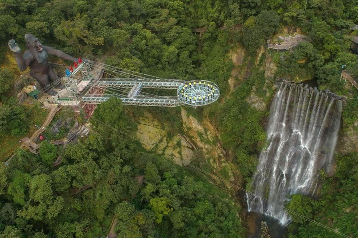 pohled shora na vodopád a zábavní park