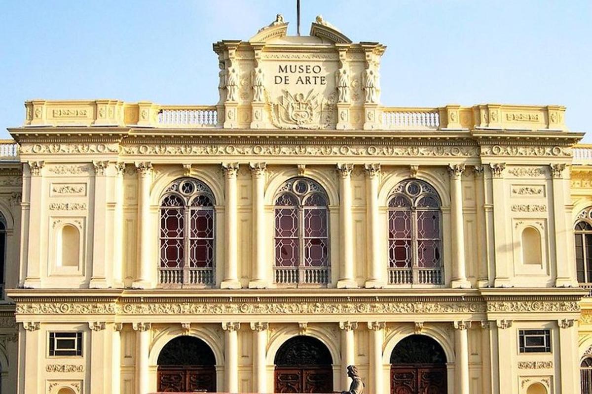 ένα μεγάλο κτίριο με μια πινακίδα στην κορυφή του