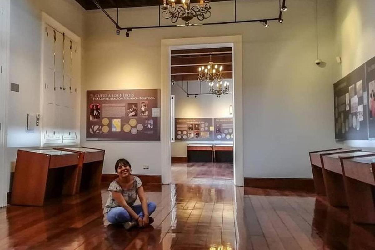 seorang gadis muda duduk di lantai museum