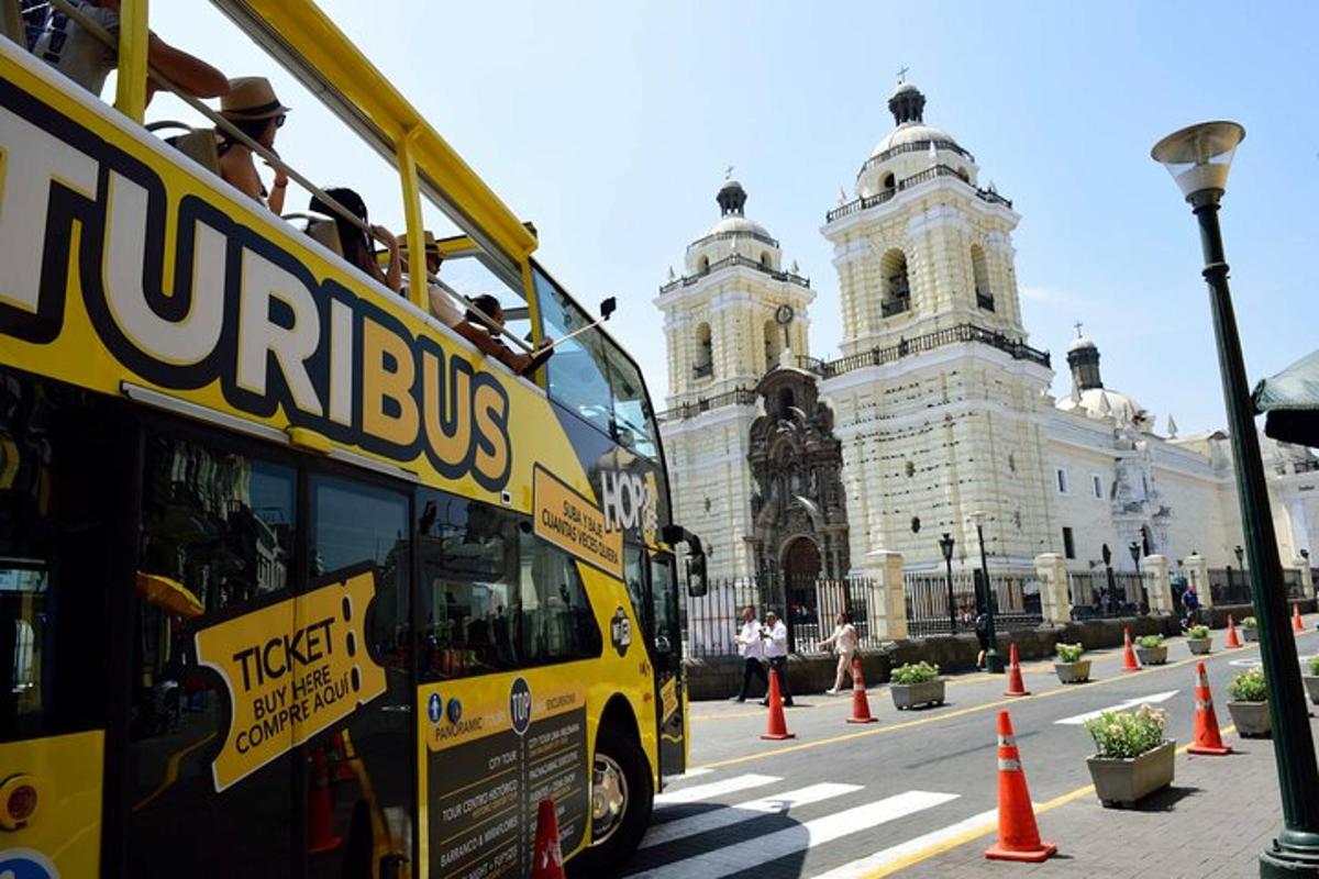 Un autobús de dos pisos estacionado frente a un edificio
