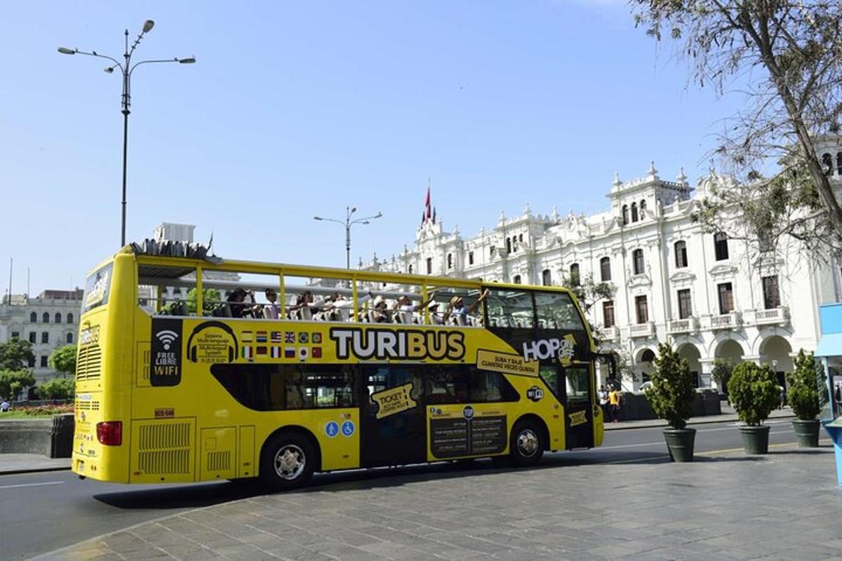 Un autobús amarillo de dos pisos frente a un edificio