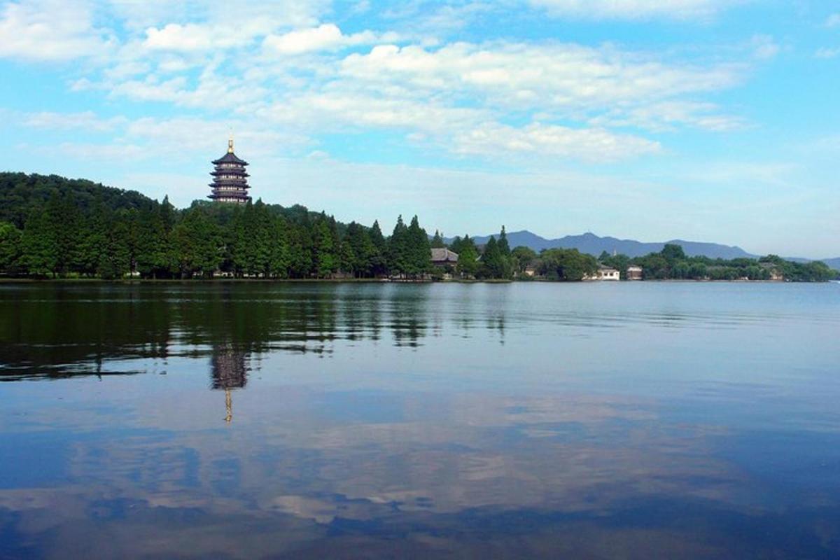 велика водена површина са зградом у даљини