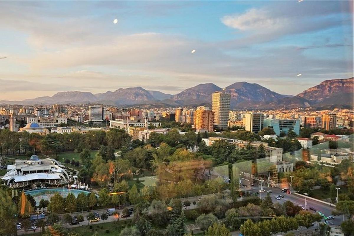 una città con edifici e montagne sullo sfondo