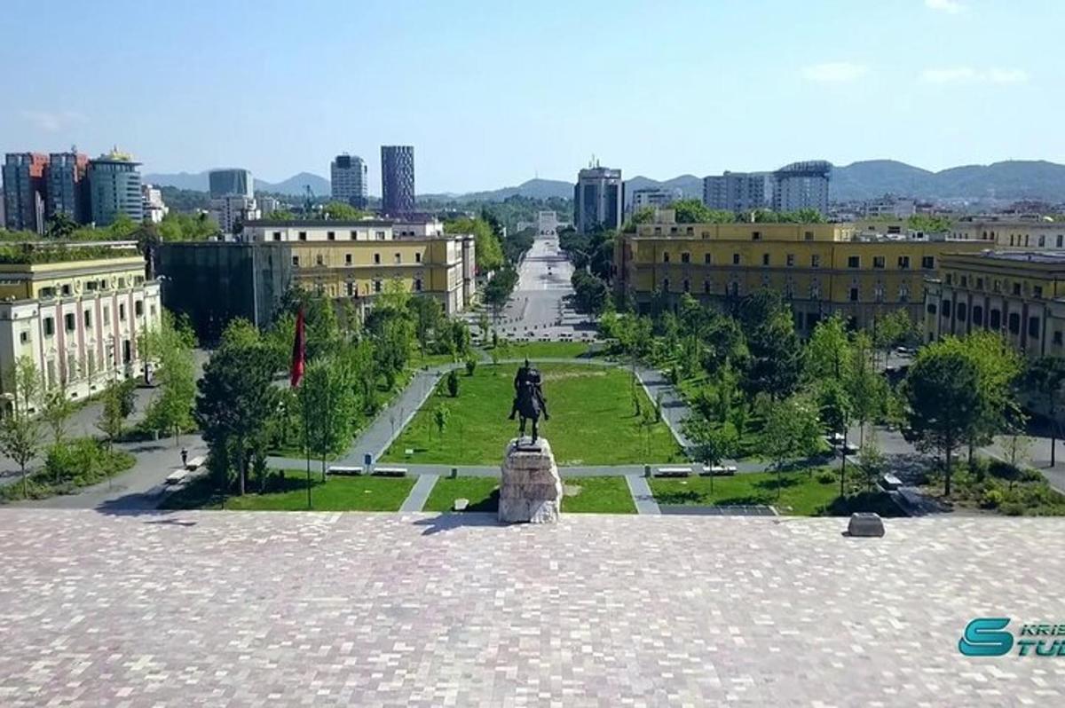 una vista de una ciudad desde lo alto de un edificio