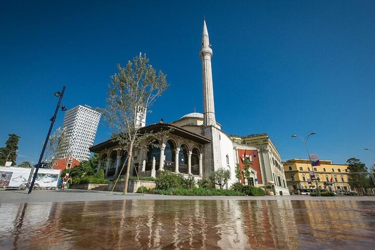 sebuah gereja dengan menara tinggi di sebuah bandar