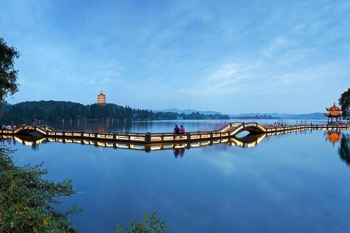 jambatan di atas tasik dengan orang di atasnya