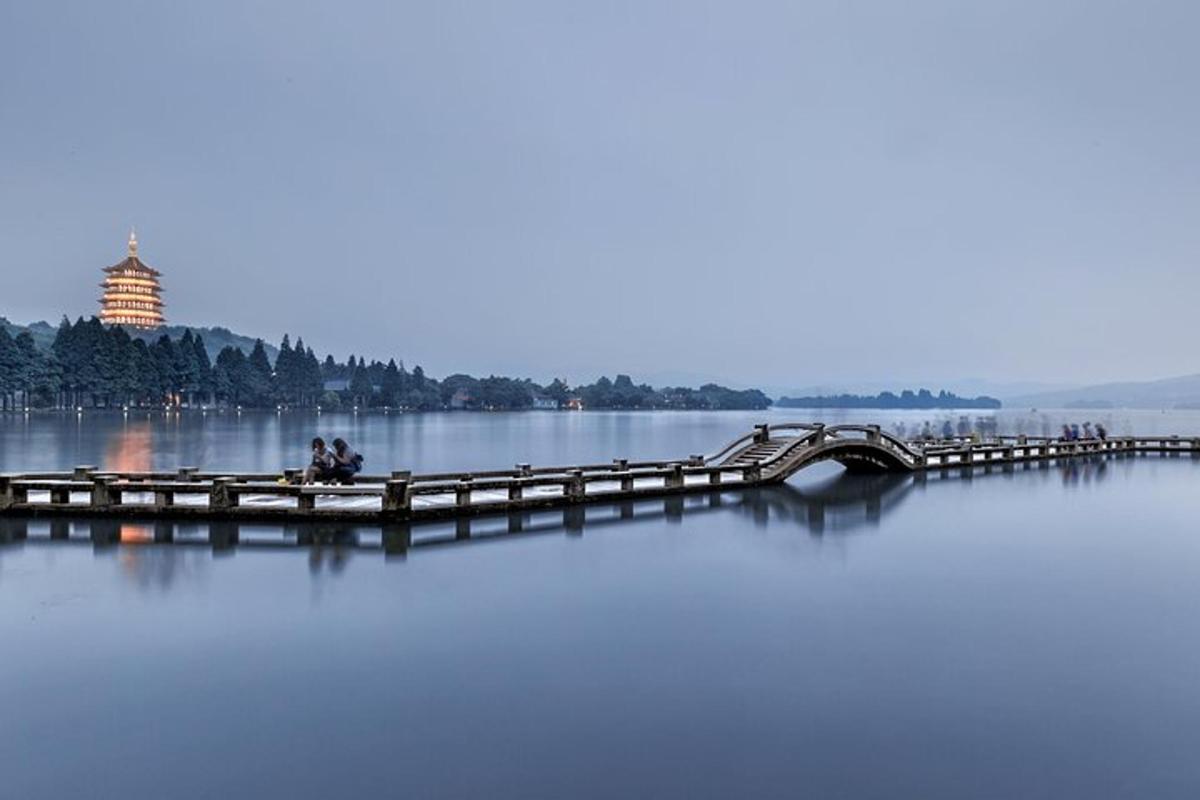 dok di tasik dengan orang duduk di atasnya
