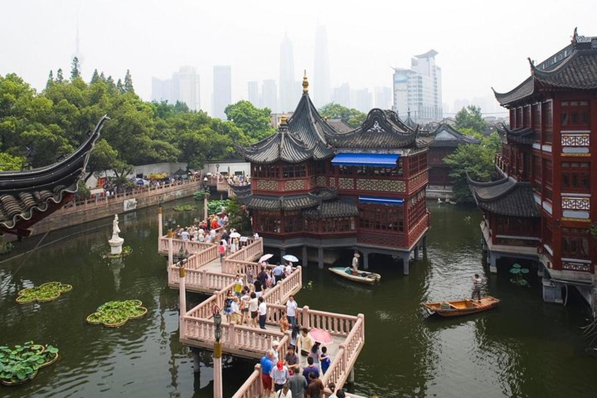 một nhóm người trên những cây cầu bắc qua sông có những tòa nhà