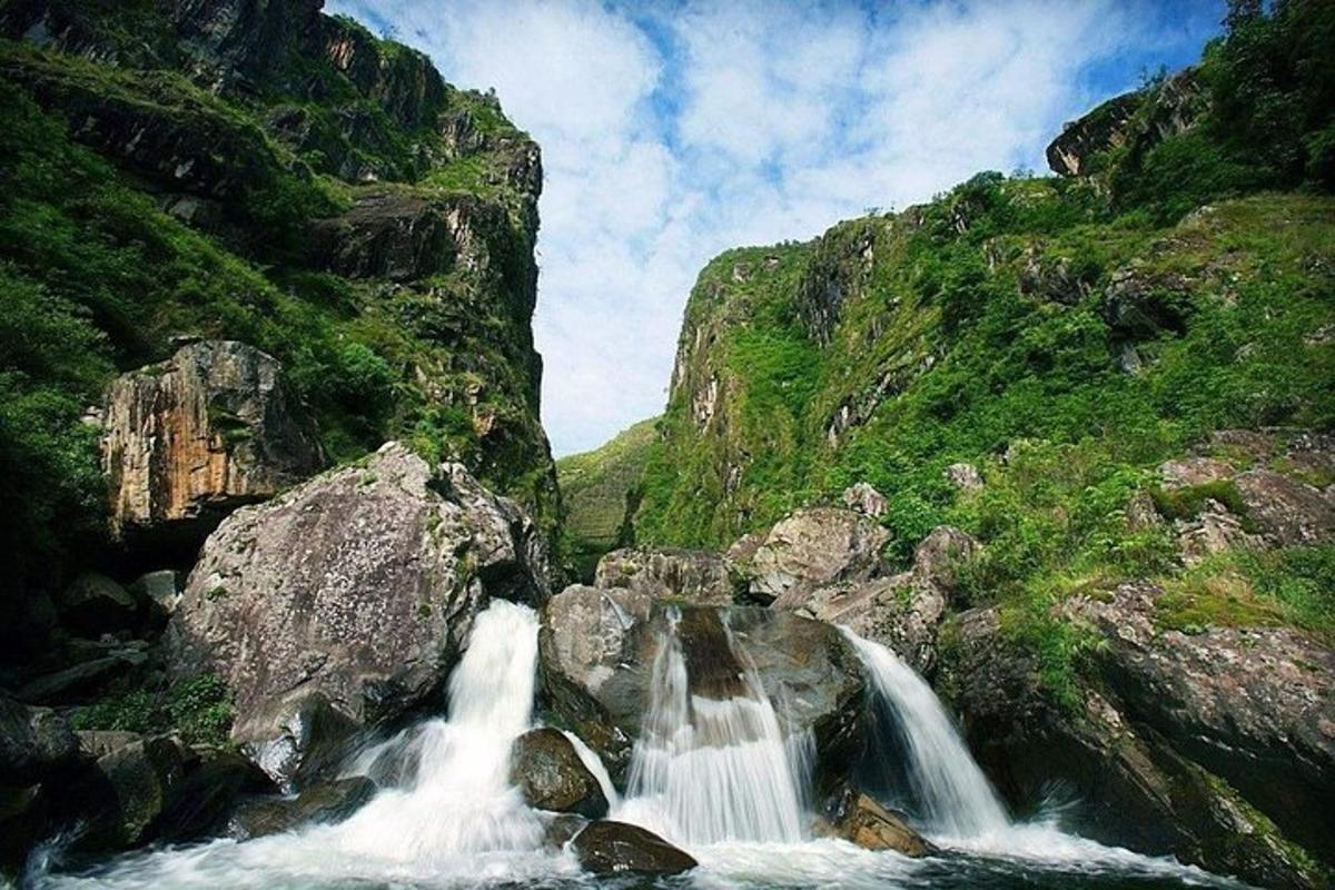 流经岩石山间的溪水