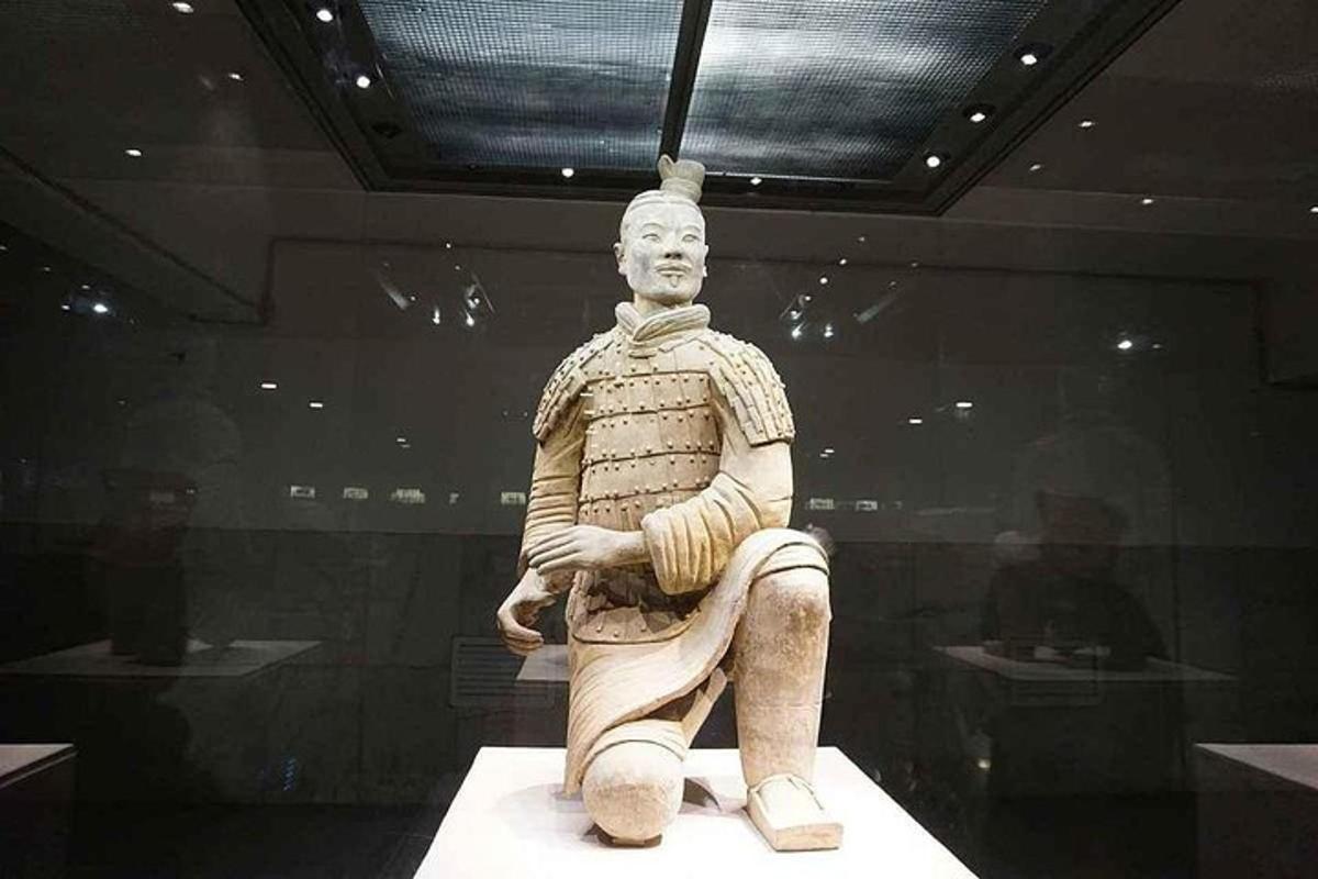 博物馆里坐在桌子上的男人雕像