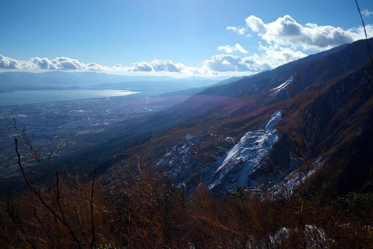 pohled na horu s jezerem v dálce