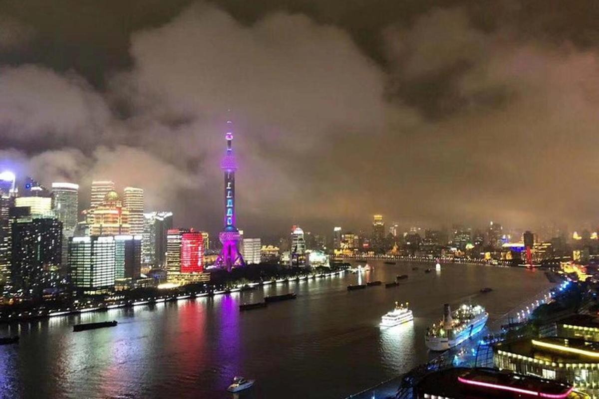 uma vista de uma cidade à noite com a torre de Tóquio