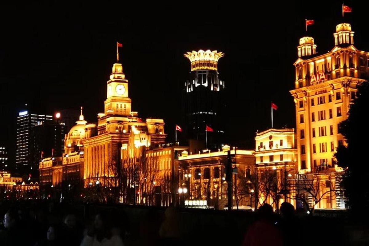 夜晚灯火通明的建筑群