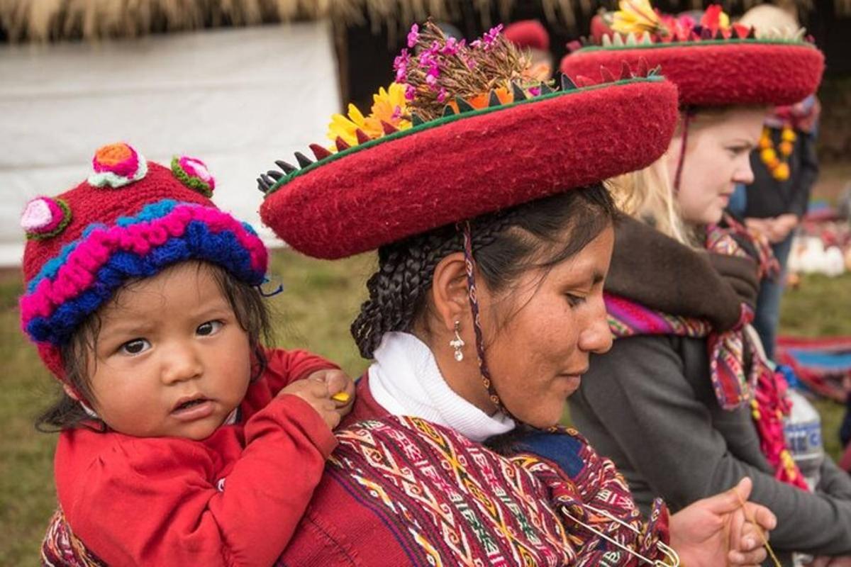 eine Frau hält ein kleines Mädchen mit einem Sombrero
