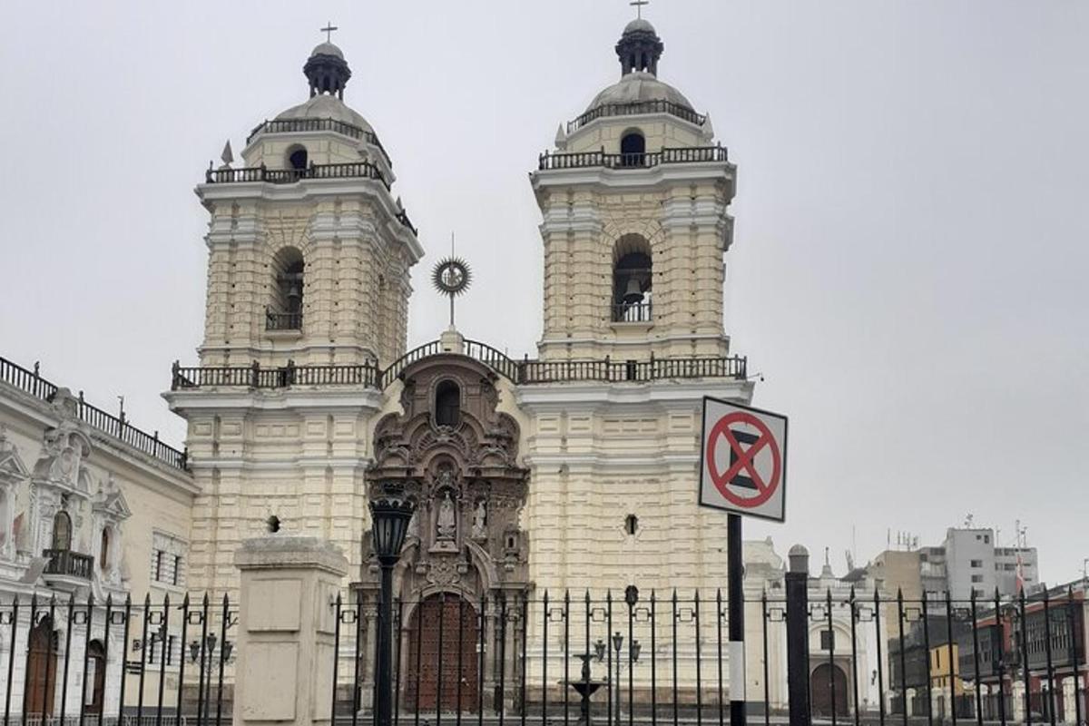 un edifici amb una torre del rellotge a sobre