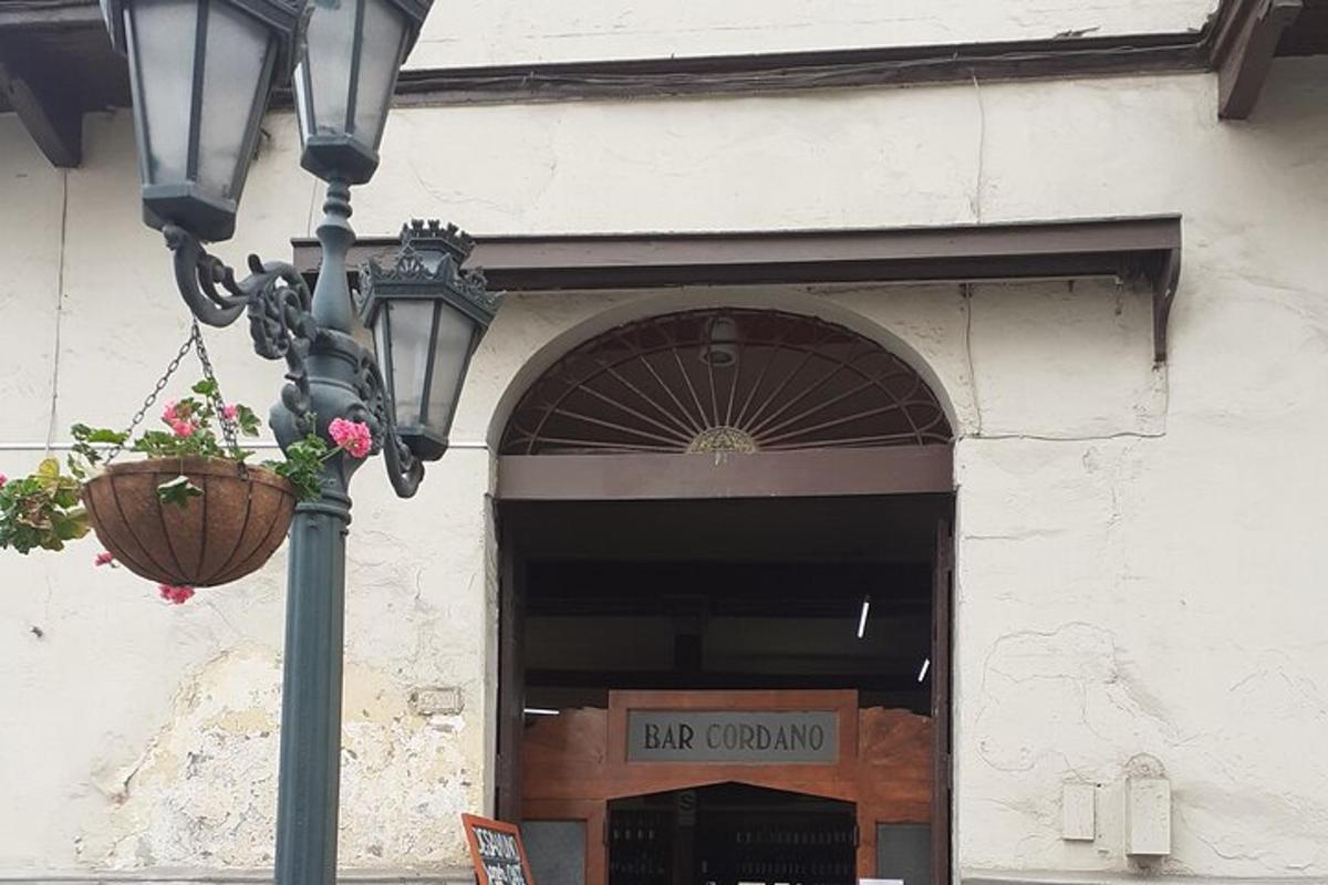 eine Straßenlaterne vor einem Gebäude mit einer Tür