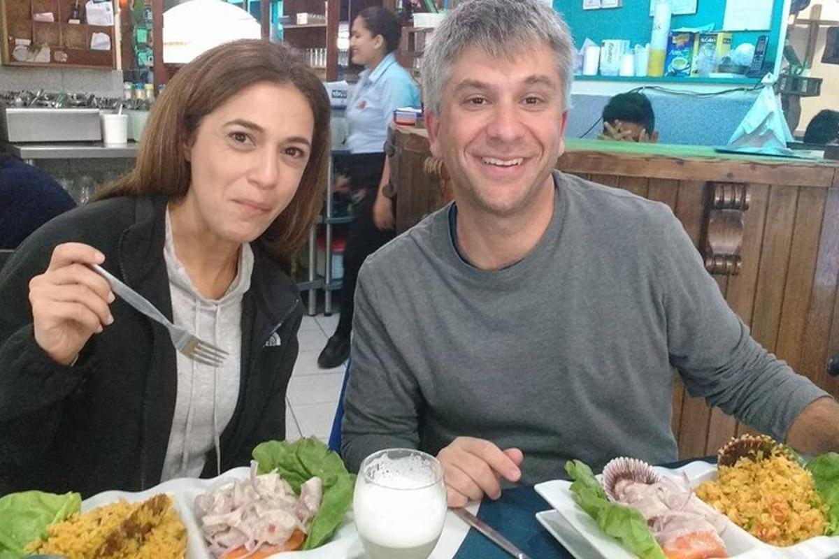 egy férfi és egy nő ül egy asztalnál egy tányér étellel