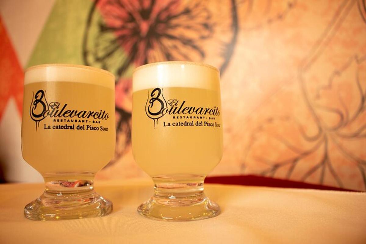 twee glazen bier op tafel