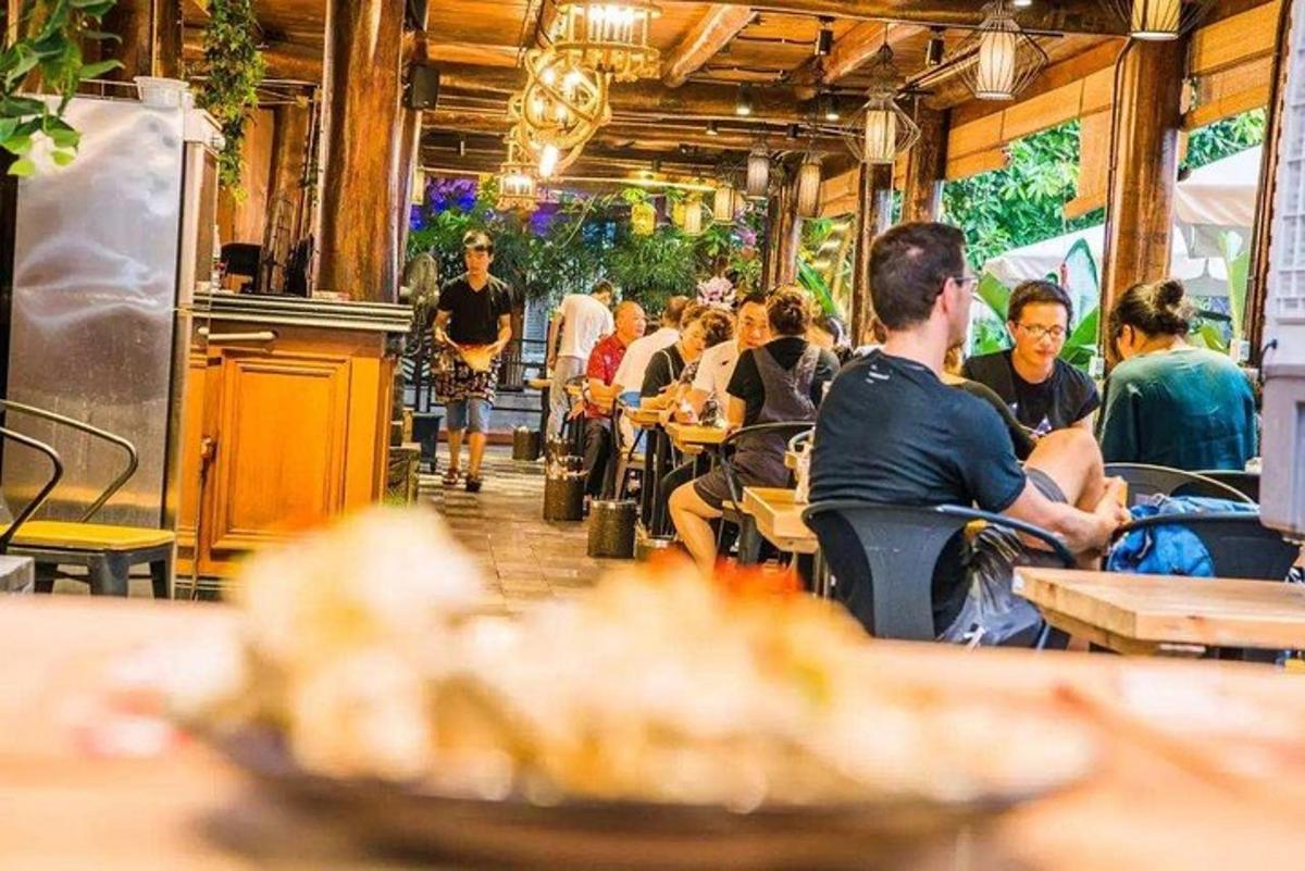 un grup de persones assegudes a les taules d'un restaurant
