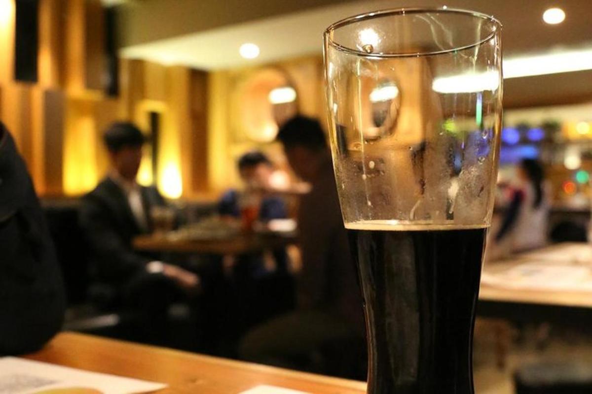 un got de cervesa assegut sobre una taula