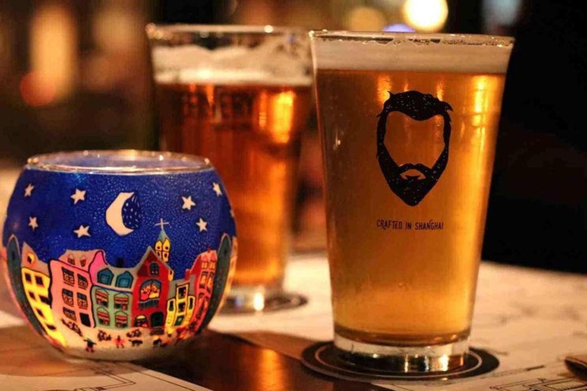 dos gots de cervesa asseguts sobre una taula