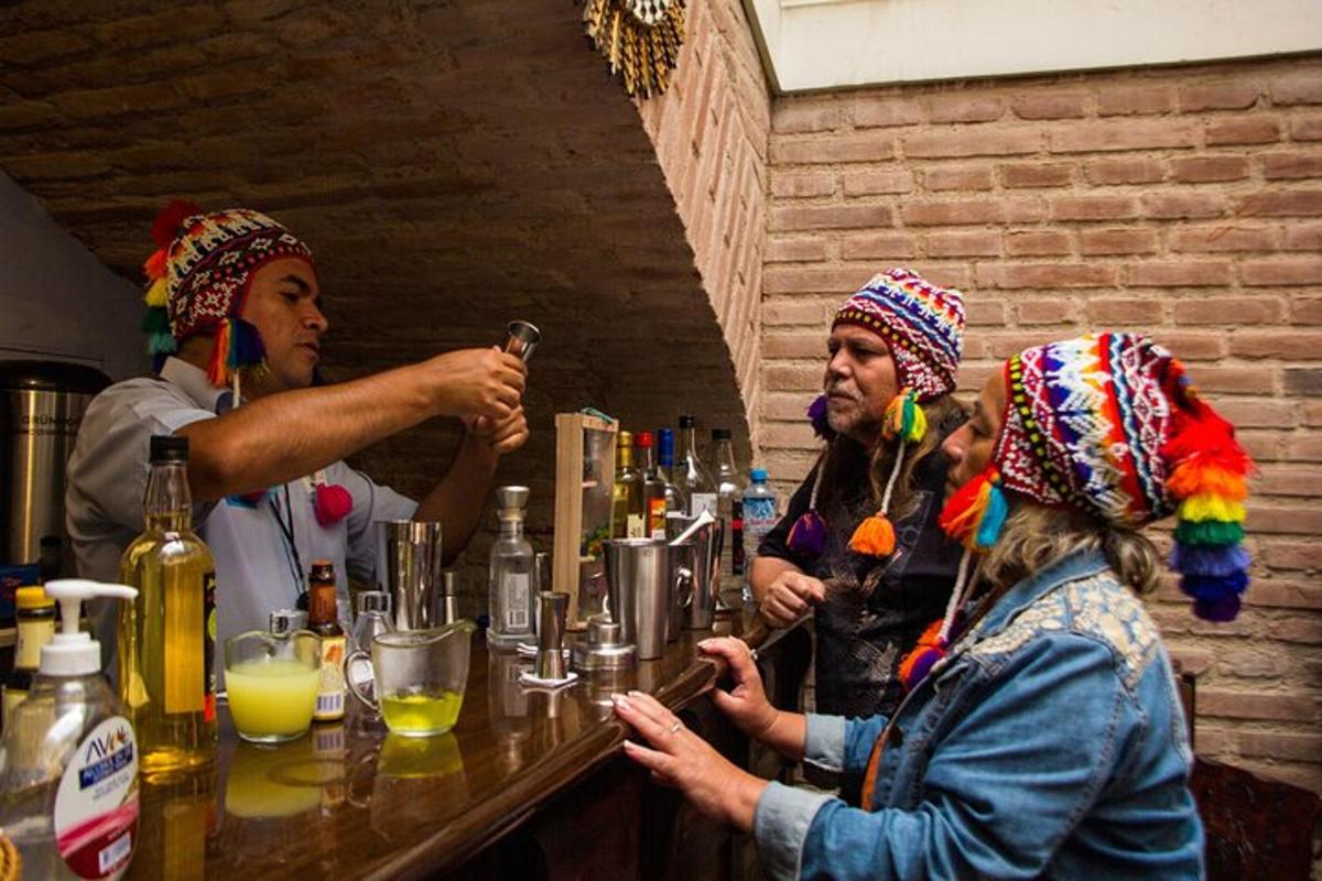 sekumpulan orang yang duduk di bar menyediakan minuman