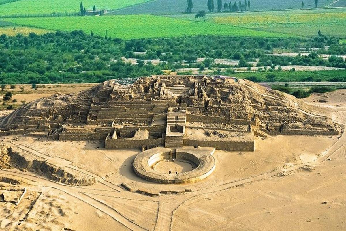 ruïnes antigues d'un edifici al mig d'un camp