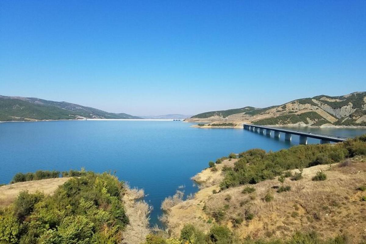 brú yfir stórt vatn