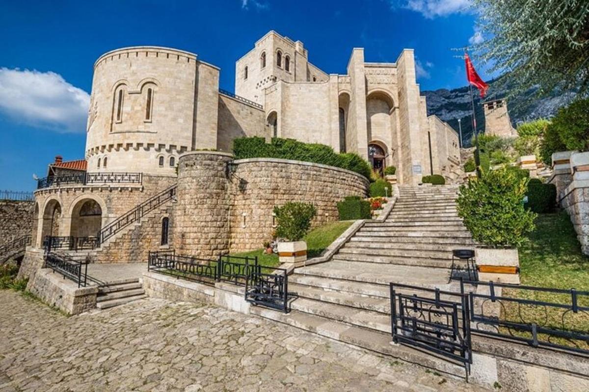 um castelo com escadas em frente a um prédio