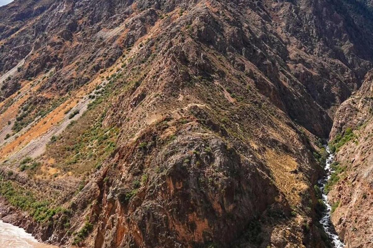 俯瞰山脉与河流
