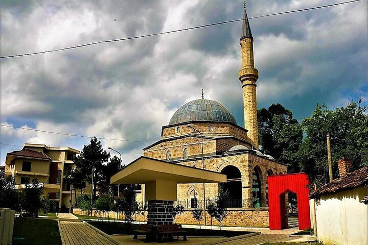 moska með minaret fyrir framan byggingu