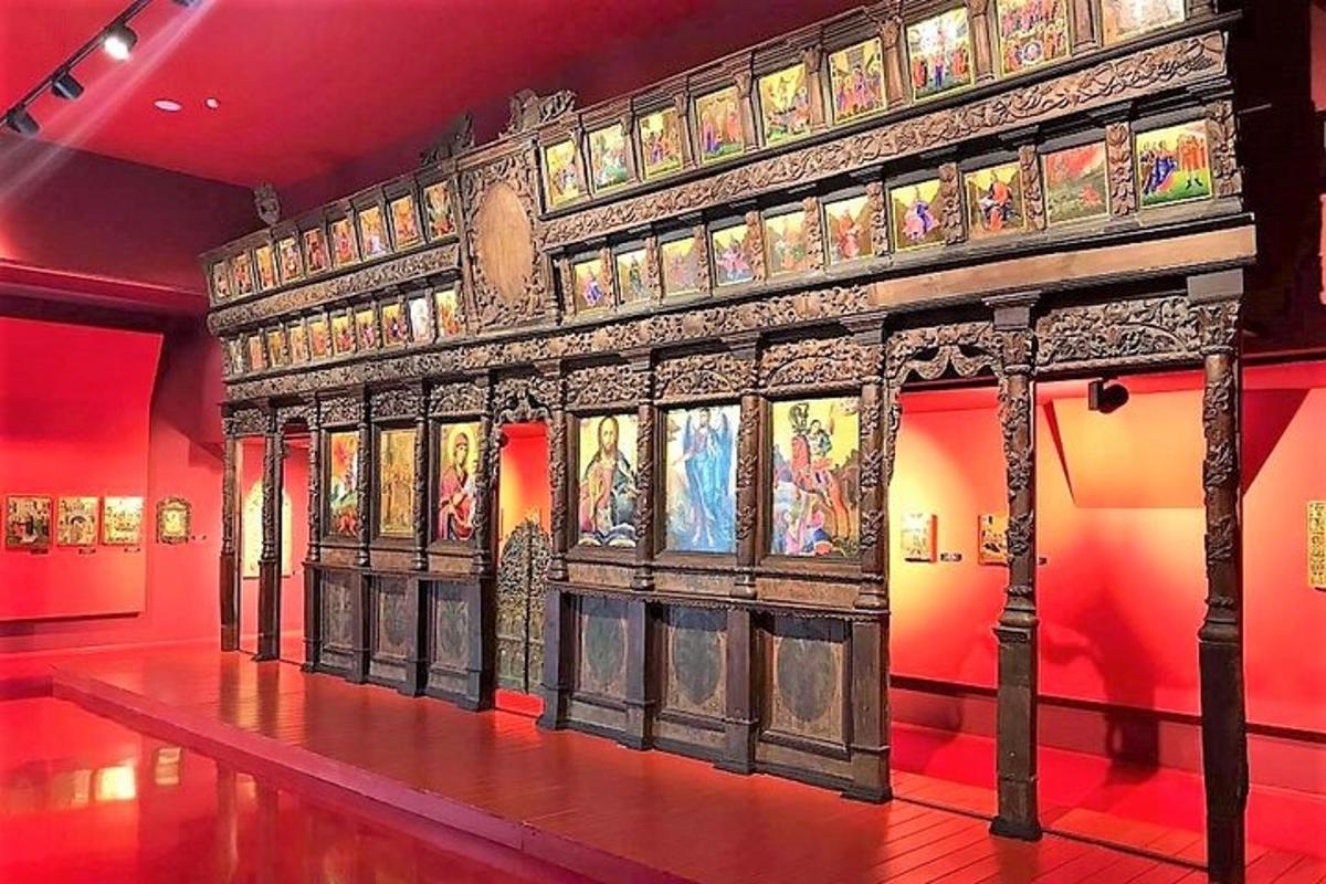 một căn phòng có bức tường có tranh vẽ trên đó
