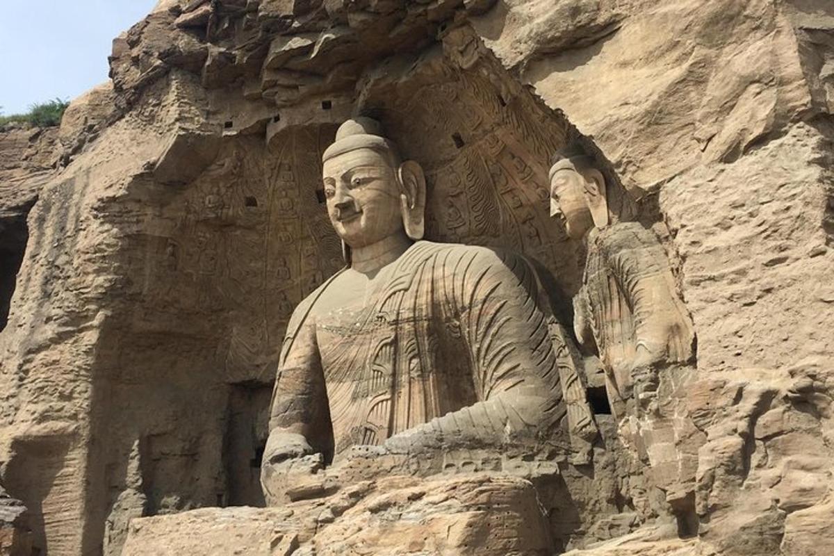 一尊坐在山顶上的男人雕像