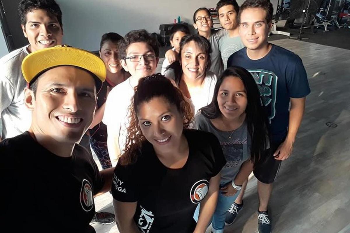 un gruppo di persone che posano per una foto