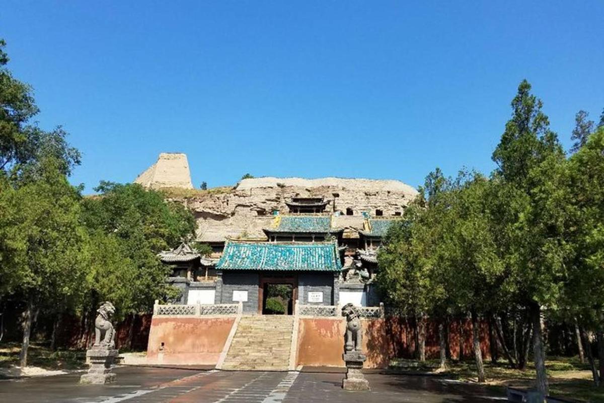 一座以山为背景的亚洲建筑